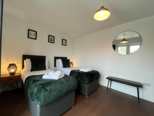 Stylish 2 Bed Riverside Flat, Single or Kingsize beds, Free Parking, Southampton
