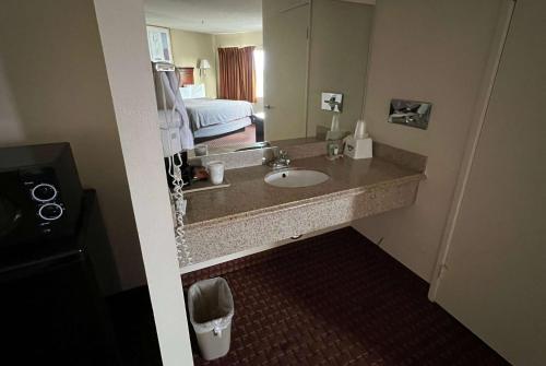 Days Inn & Suites by Wyndham Rancho Cordova - image 5