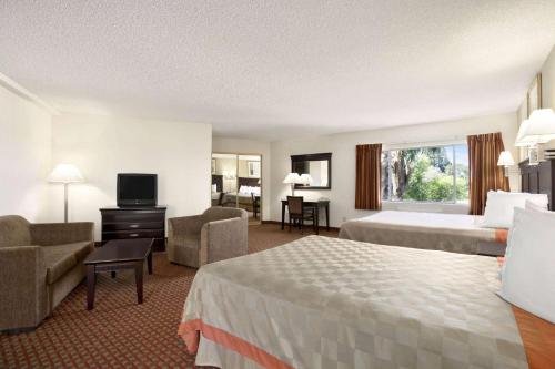 Days Inn & Suites by Wyndham Rancho Cordova - image 2