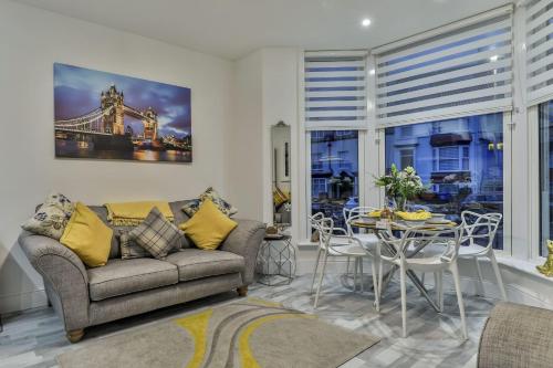 The Apartment - Ground Floor - Luxury for up to 4 guests near Open Air Theatre and North Bay 3