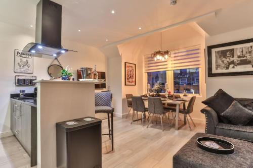 The Hepburn - Top Floor - Luxury for up to 6 guests near Open Air Theatre and North Bay