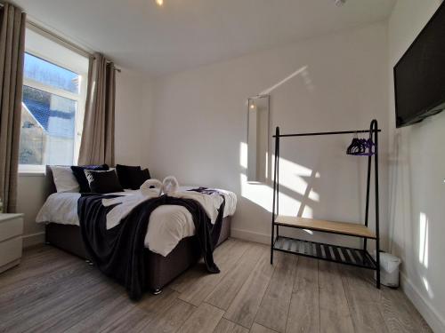Flat 3. Modern one bed apartment, Tynte Hotel, Mountain Ash