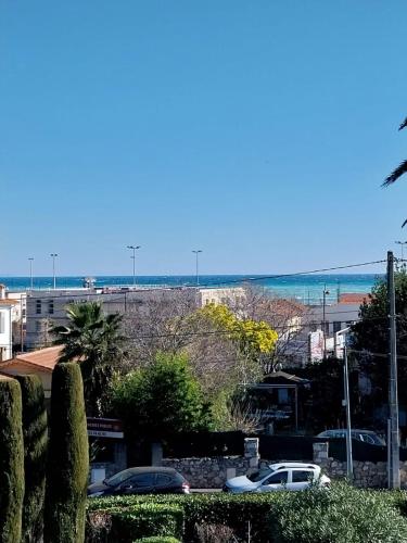 63 m very bright with beautiful sea view - Location saisonnière - Antibes
