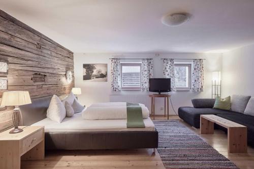 1 queen bed, 1 double bed, 1 sofa bed
