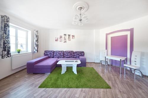 1 queen bed, 1 sofa bed