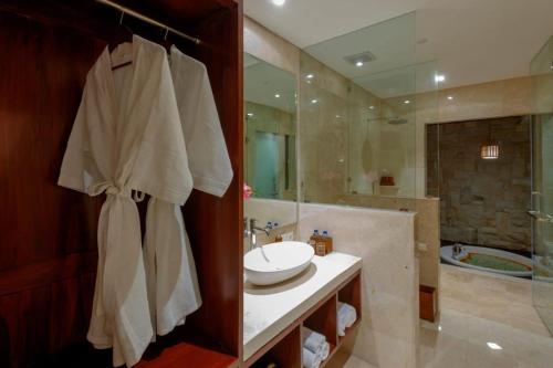 Deluxe Double or Twin Room with Pool Access image 5