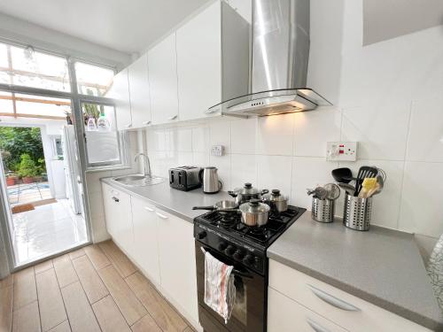 Luxurious House near Excel- Air Conditioning, 9 Beds, 2 Baths, Garden, fast WiFi, Londyn (zdjęcie 7)