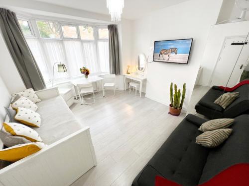 House near Excel- Air Conditioning, 9 Beds, 2 Baths, Garden, fast WiFi