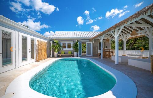 3 bedrooms villa at Les Terres Basses 200 m away from the beach with lake view private pool and enclosed garden