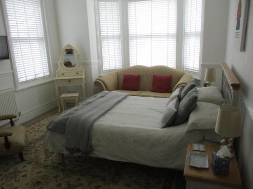 3 Bed Flat - Sleeps 5 - Garden - Parking - Wifi in Ryde East