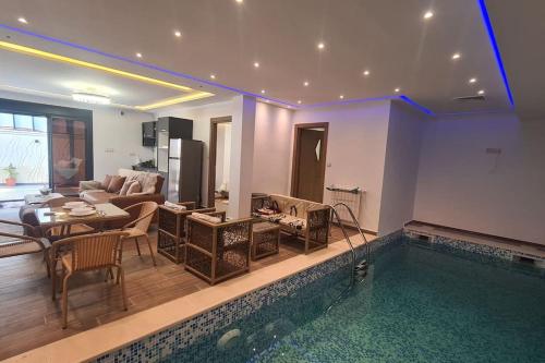 Un niveau de villa avec piscine