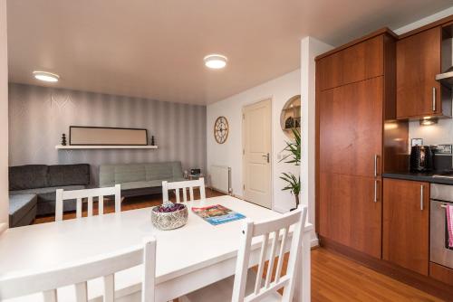 Modern Spacious 3 Bedroom City Centre Apartment - Free Parking - Private Balcony, Edinburgh (fotografie 8)