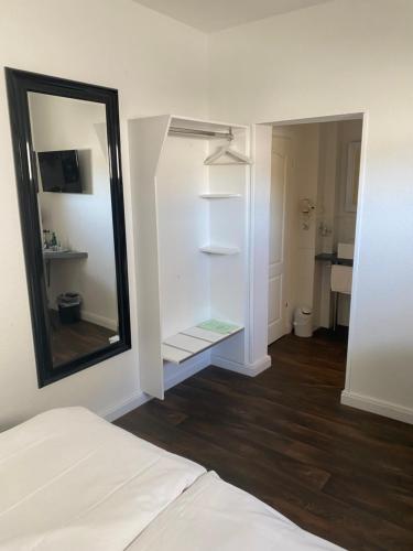 Standard Double Room image 7