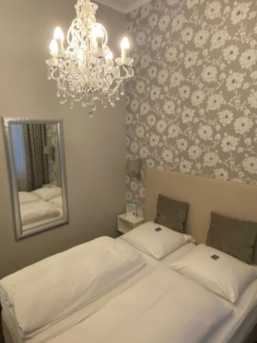 Standard Double Room image 5