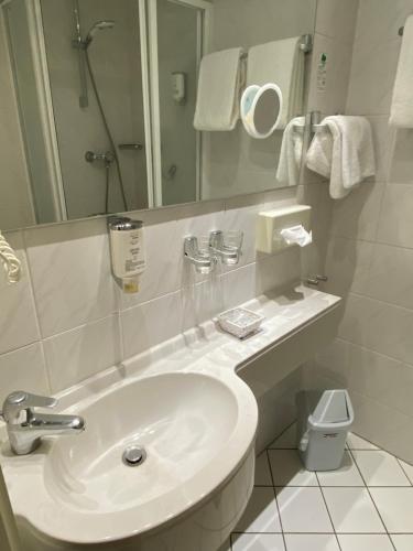 Standard Single Room image 5