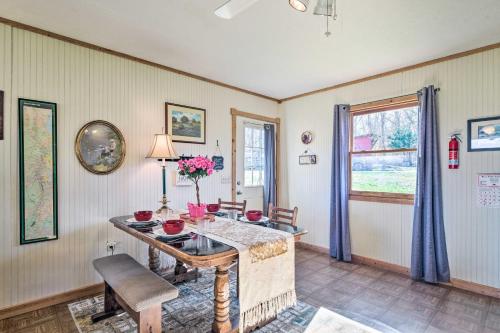 7 Mi to Downtown Morganton Cabin with Fire Pit! in มอร์แกนตัน (NC)