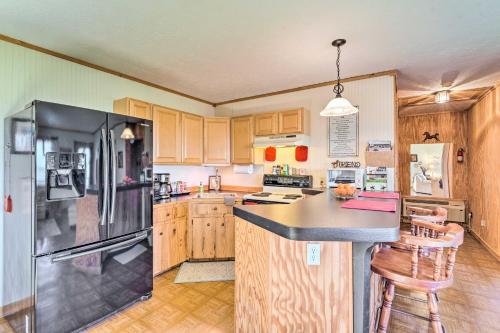 7 Mi to Downtown Morganton: Cabin w/ Fire Pit! in 摩根頓(NC)