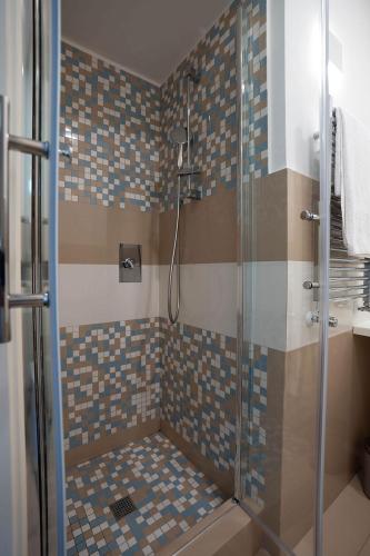 Standard Suite image 1