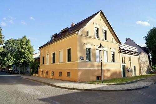 Ferienwohnung am Schloss - Ferienwohnung mit Blick auf das Barbyer Schloss, 5 Gehminuten bis zur Elbe - Apartment - Barby