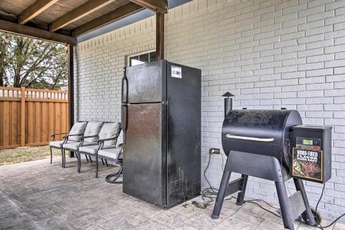 Cozy Texas Gulf Coast Vacation Rental with Patio!