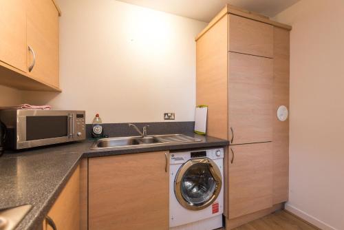 Elegant 2 Bedroom City Centre Apartment - Free Parking - Private Balcony, Edinburgh (photo 11)