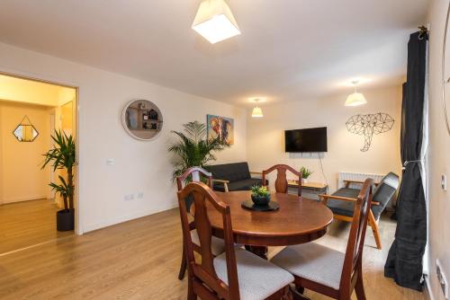 Elegant 2 Bedroom City Centre Apartment - Free Parking - Private Balcony, Edinburgh (photo 5)