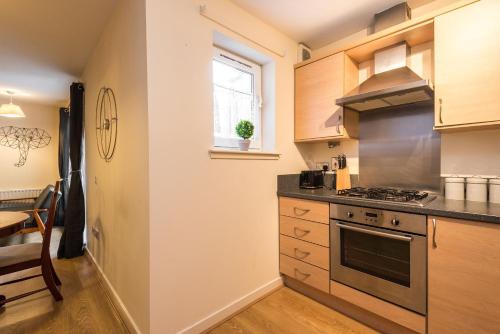 Elegant 2 Bedroom City Centre Apartment - Free Parking - Private Balcony, Edinburgh (photo 9)