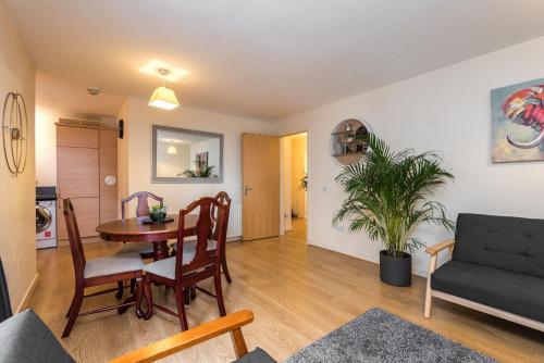 Elegant 2 Bedroom City Centre Apartment - Free Parking - Private Balcony, Edinburgh (photo 4)