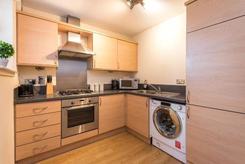 Elegant 2 Bedroom City Centre Apartment - Free Parking - Private Balcony, Edinburgh (photo 10)