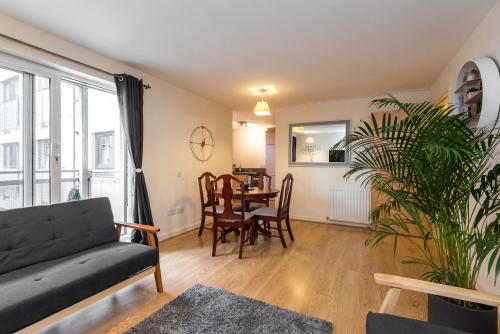 Elegant 2 Bedroom City Centre Apartment - Free Parking - Private Balcony, Edinburgh (photo 3)