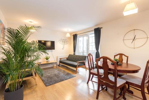 Elegant 2 Bedroom City Centre Apartment - Free Parking - Private Balcony, Edynburg