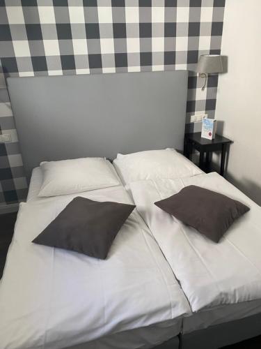 Standard Double Room image 9