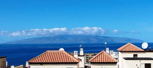 Chilly Apartment - Sunny rooftop terrace with ocean view 1