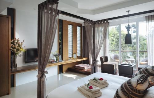 Oprema, Around The Tree Manor in Shitan Township