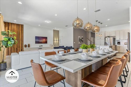 12 Bedrooms- 11,5 Bathrooms- Solterra 6052 Bd in Davenport, USA