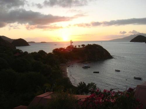 Bungalow mérou waliwa vue idyllique sur la baie des Saintes