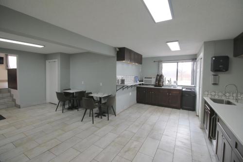 Super 8 by Wyndham Kenosha/Pleasant Prairie - image 11