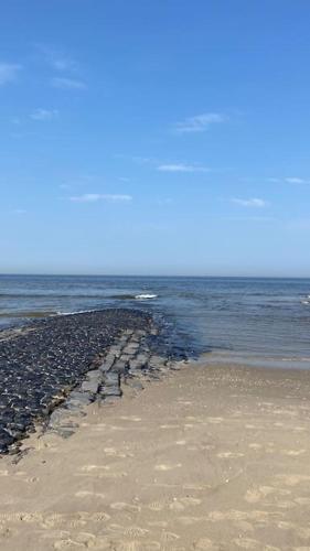 Bas, strandhuisje op 900 meter van zee & strand! in Callantsoog