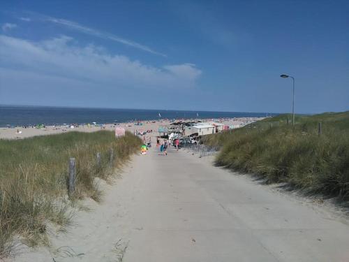 Bas, strandhuisje op 900 meter van zee & strand! in Callantsoog