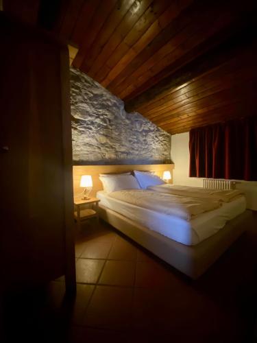 1 queen bed, 2 bunk beds