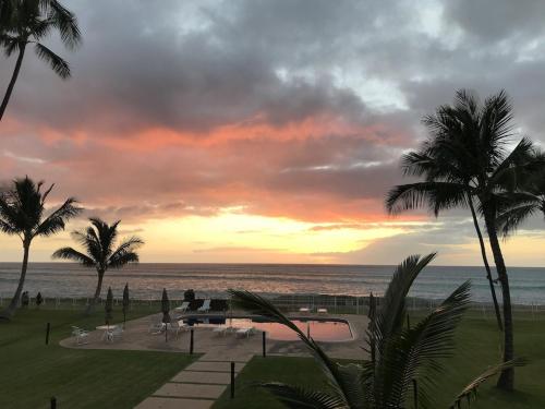 ***SERENDIPITY ON THE MOANA - Legal & Oceanfront - Great for Work & Play!*** in Maili (HI)