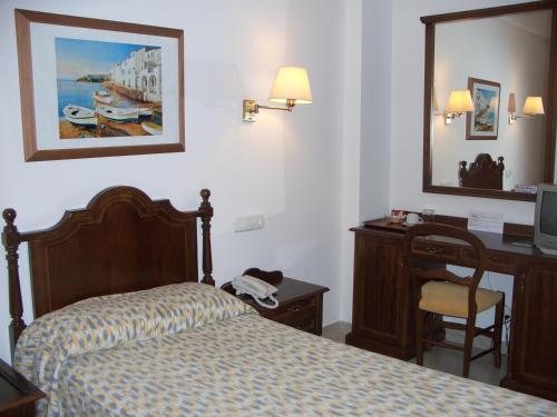 Hotel Sis Pins - image 3