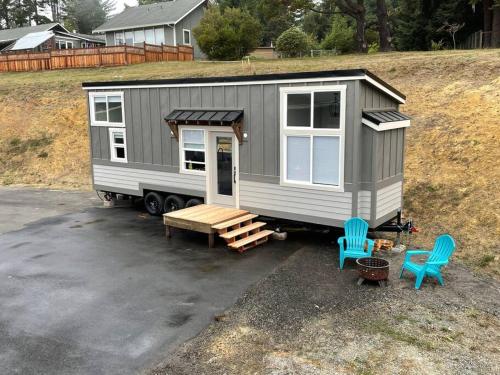 Delightful Tiny Home w/ 2 beds and indoor fireplace