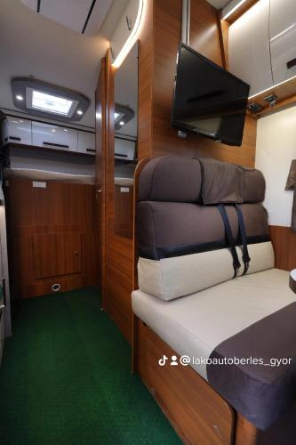 Lakóautó bérlés LUXUS Négy keréken (Lakoauto berles LUXUS Negy kereken) in Dunaszeg