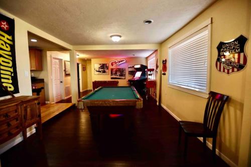 Luxurious 5 bedroom w pool table