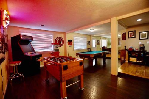 Luxurious 5 bedroom w pool table