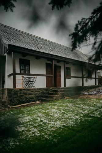 Exterior view, Kegli apartmanok es furdohaz Holloko in Holloko