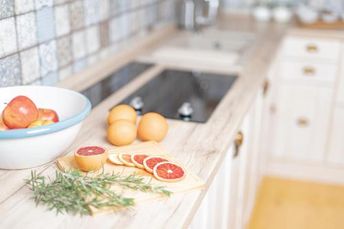 Kitchen, Kegli apartmanok es furdohaz Holloko in Holloko