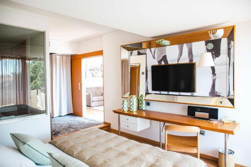 1 king bed, 1 sofa bed