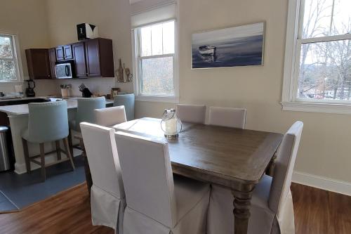 Lakeshore Living in Andersonville, USA